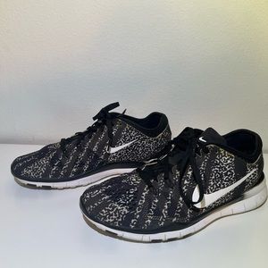 Nike Free TR 5 Running Shoe Black Striped Animal Print size 9